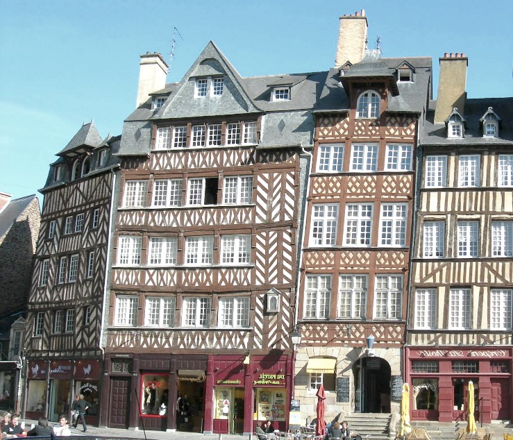 Pour les vacances de Noël, l'hôtel de ville de Rennes se pare de