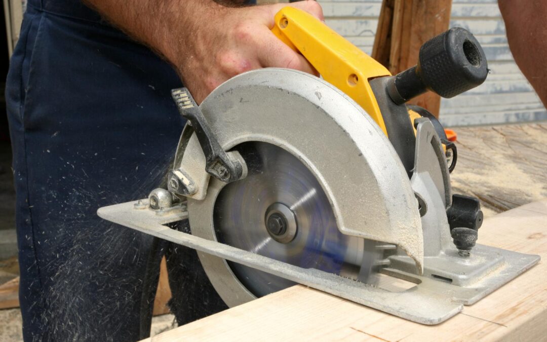 Comparaison des scies circulaires : Dewalt vs Ryobi, quel modèle privilégier ?